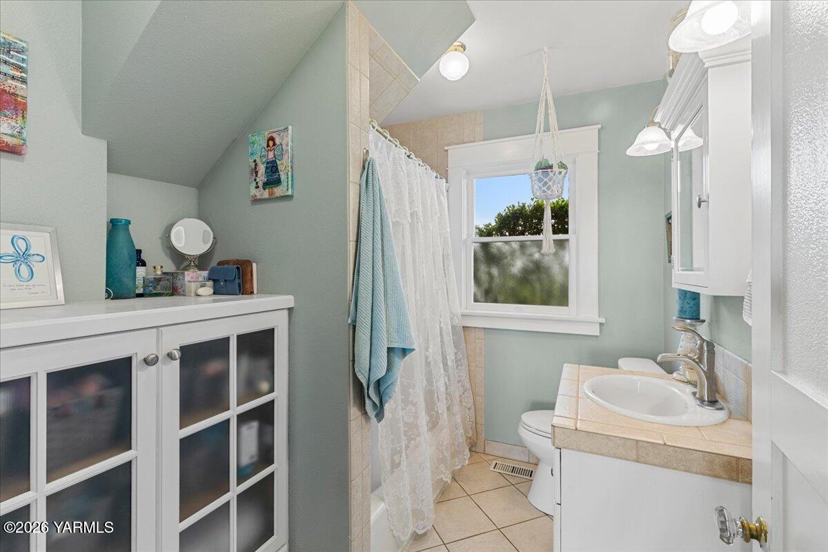 31 Gilbert Road Zillah, WA 98953 - Photo 22 of 59 Guest Bathroom on Main Level