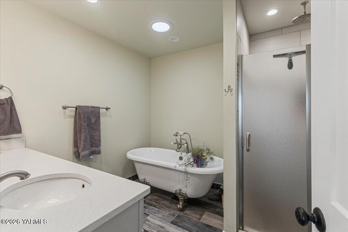 31 Gilbert Road Zillah, WA 98953 - Photo 28 of 59 Primary Ensuite