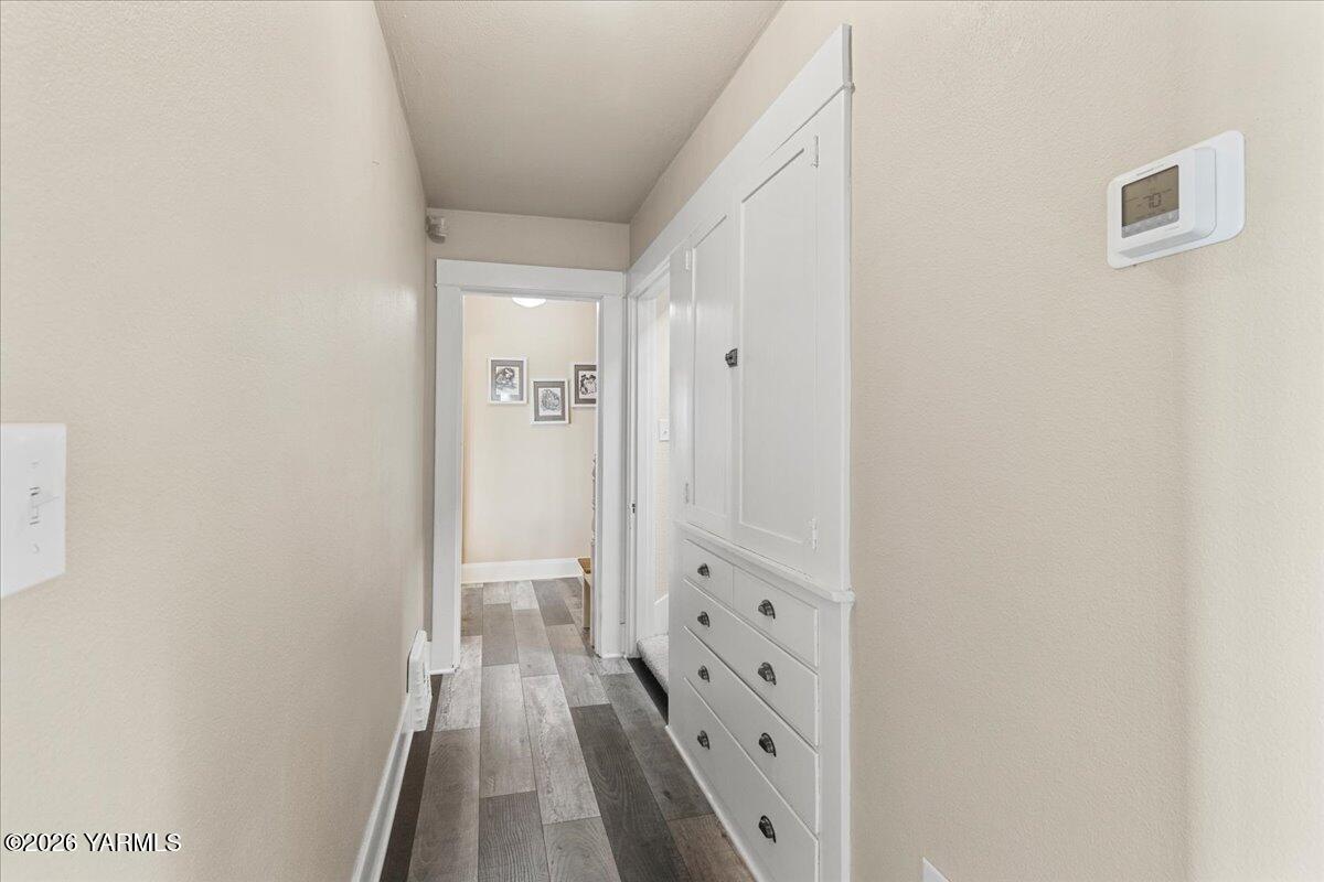 31 Gilbert Road Zillah, WA 98953 - Photo 32 of 59 Hallway w/Built Ins