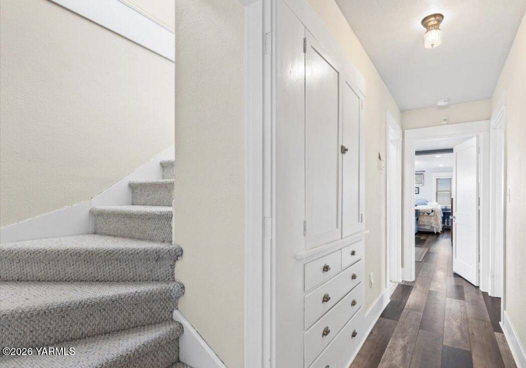 31 Gilbert Road Zillah, WA 98953 - Photo 34 of 59 Hallway/ Upper Staircase