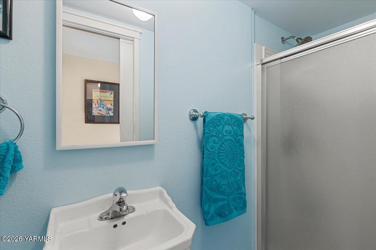 31 Gilbert Road Zillah, WA 98953 - Photo 38 of 59 Upper Level Full Bathroom