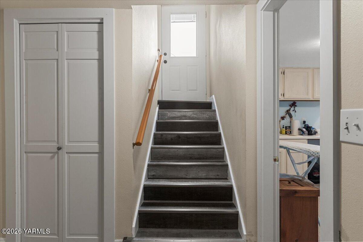 31 Gilbert Road Zillah, WA 98953 - Photo 39 of 59 Lower Staircase