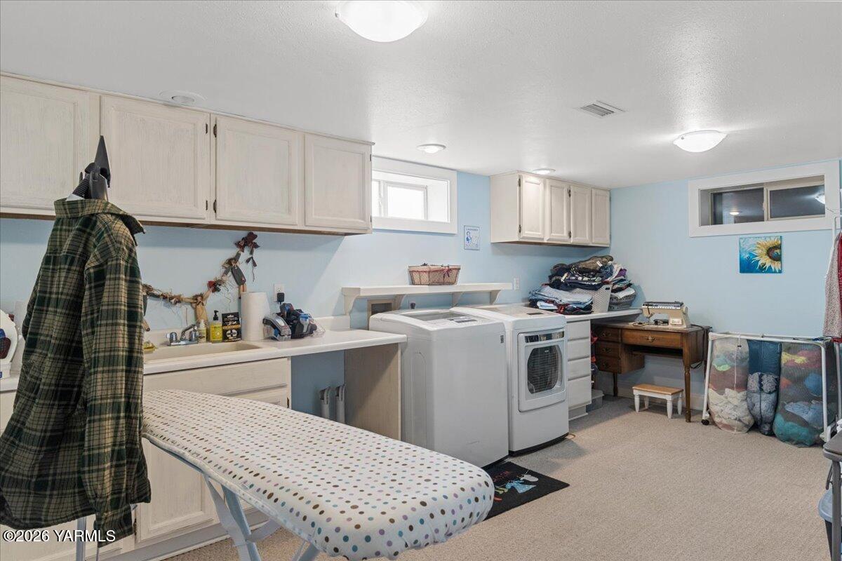 31 Gilbert Road Zillah, WA 98953 - Photo 43 of 59 Lower Laundry Area with Utility Sink