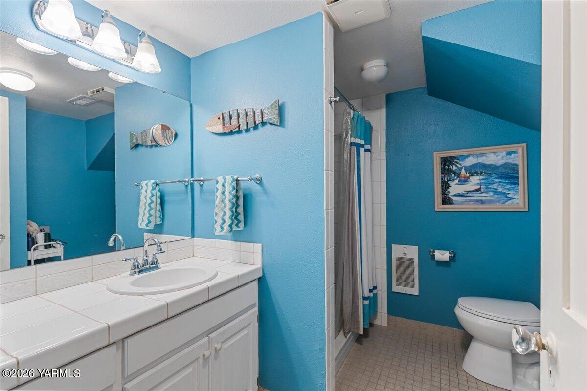 31 Gilbert Road Zillah, WA 98953 - Photo 44 of 59 Lower Full Bathroom