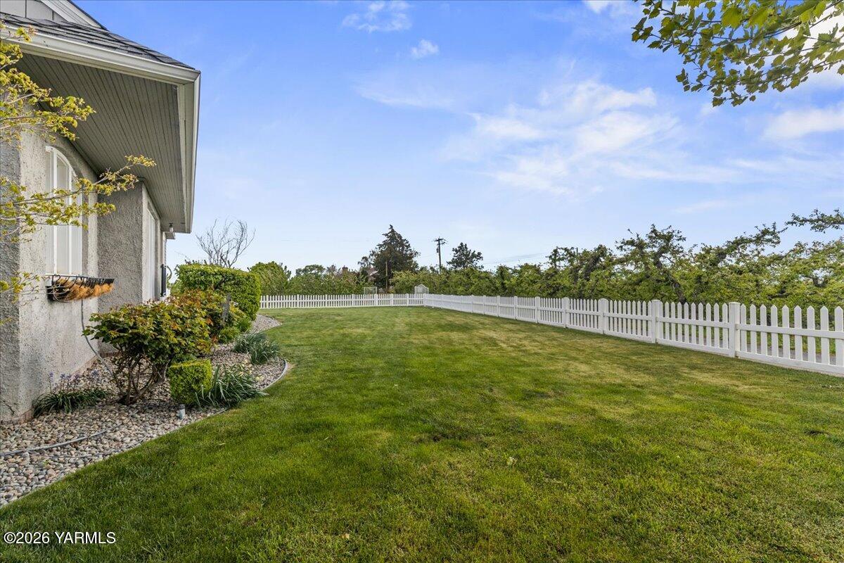 31 Gilbert Road Zillah, WA 98953 - Photo 48 of 59 Side Yard Exterior