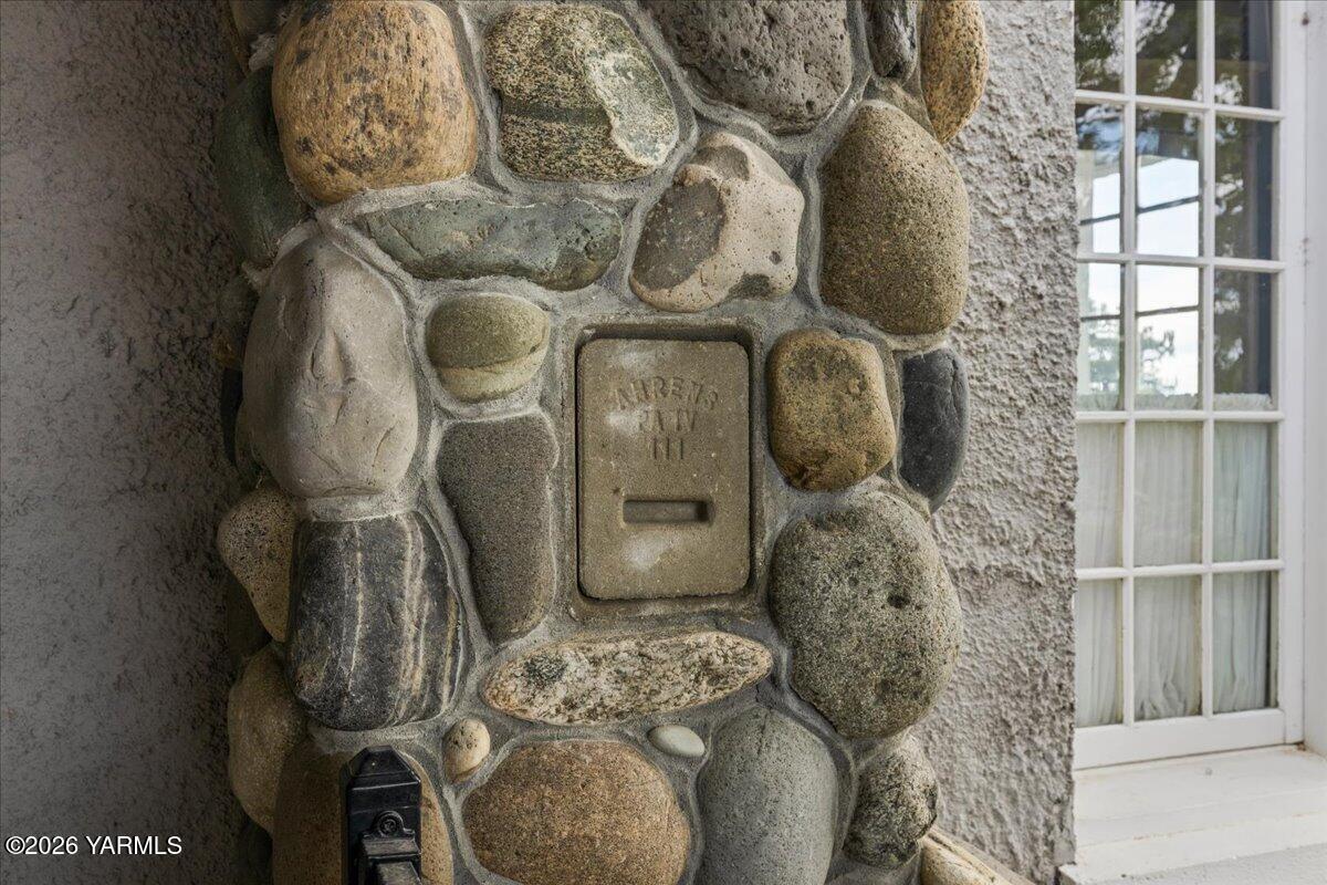 31 Gilbert Road Zillah, WA 98953 - Photo 50 of 59 Original River Rock Chimney