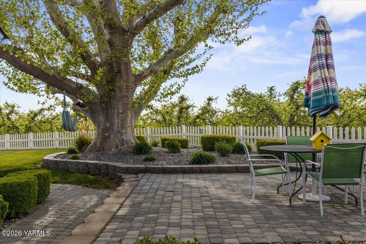 31 Gilbert Road Zillah, WA 98953 - Photo 51 of 59 Sycamore / Paver Patio