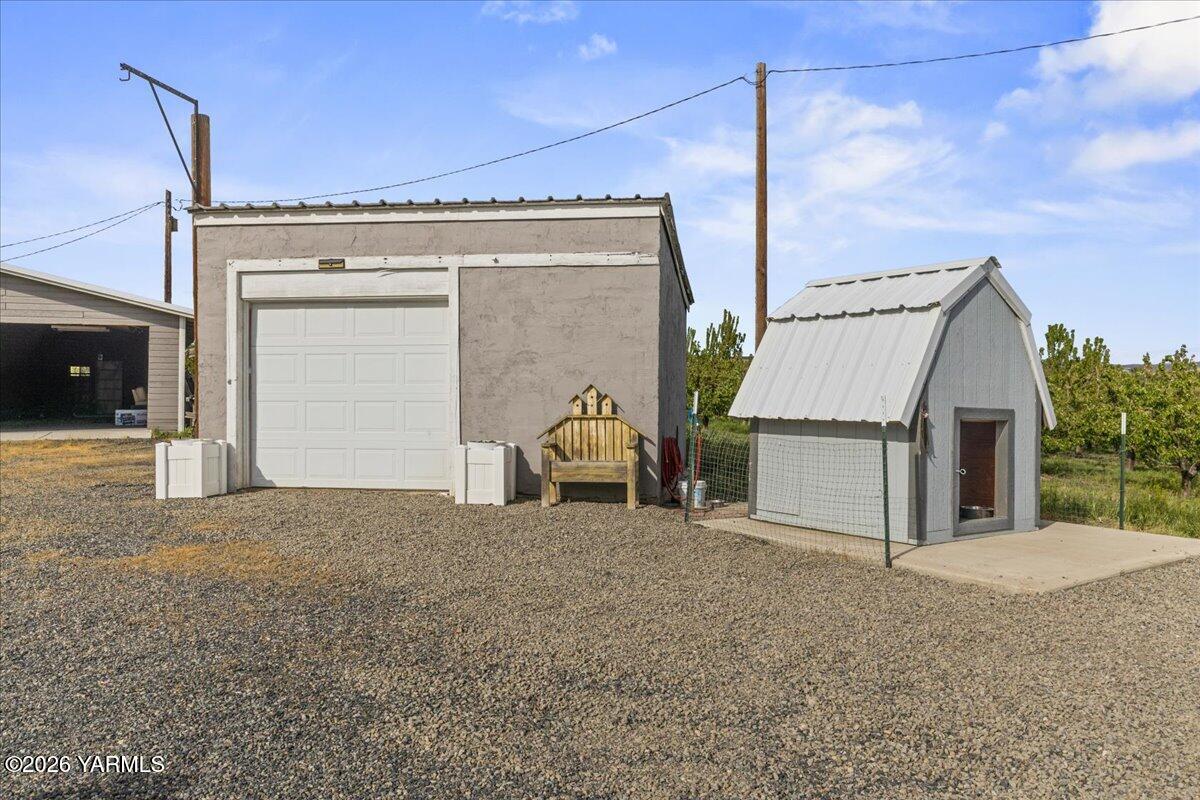 31 Gilbert Road Zillah, WA 98953 - Photo 56 of 59 Extra Storage/ Custom Dog House