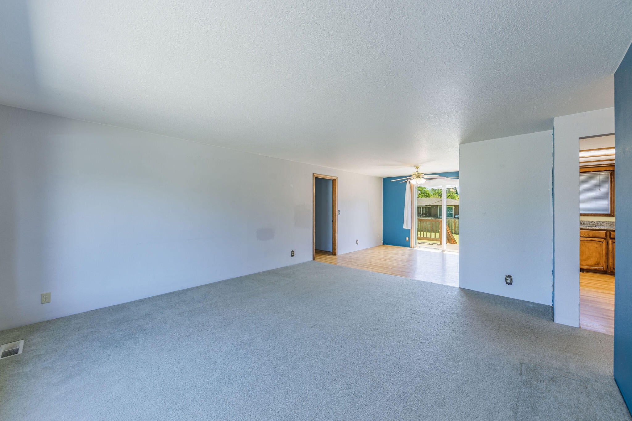1532 Roberts Road Medford, OR 97504 - Photo 13 of 42 Living room