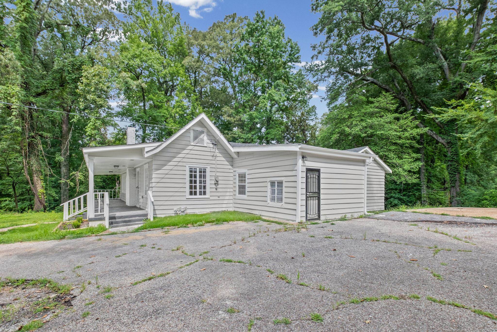 3942 James Road Memphis, TN 38128 - Photo 21 of 25 Single-story home featuring light-colored horizontal siding and a covered front porch with white railings