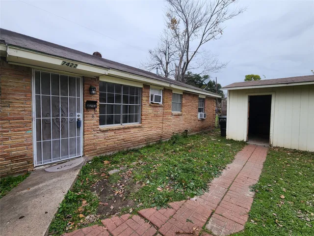 a view of a house with a yard
