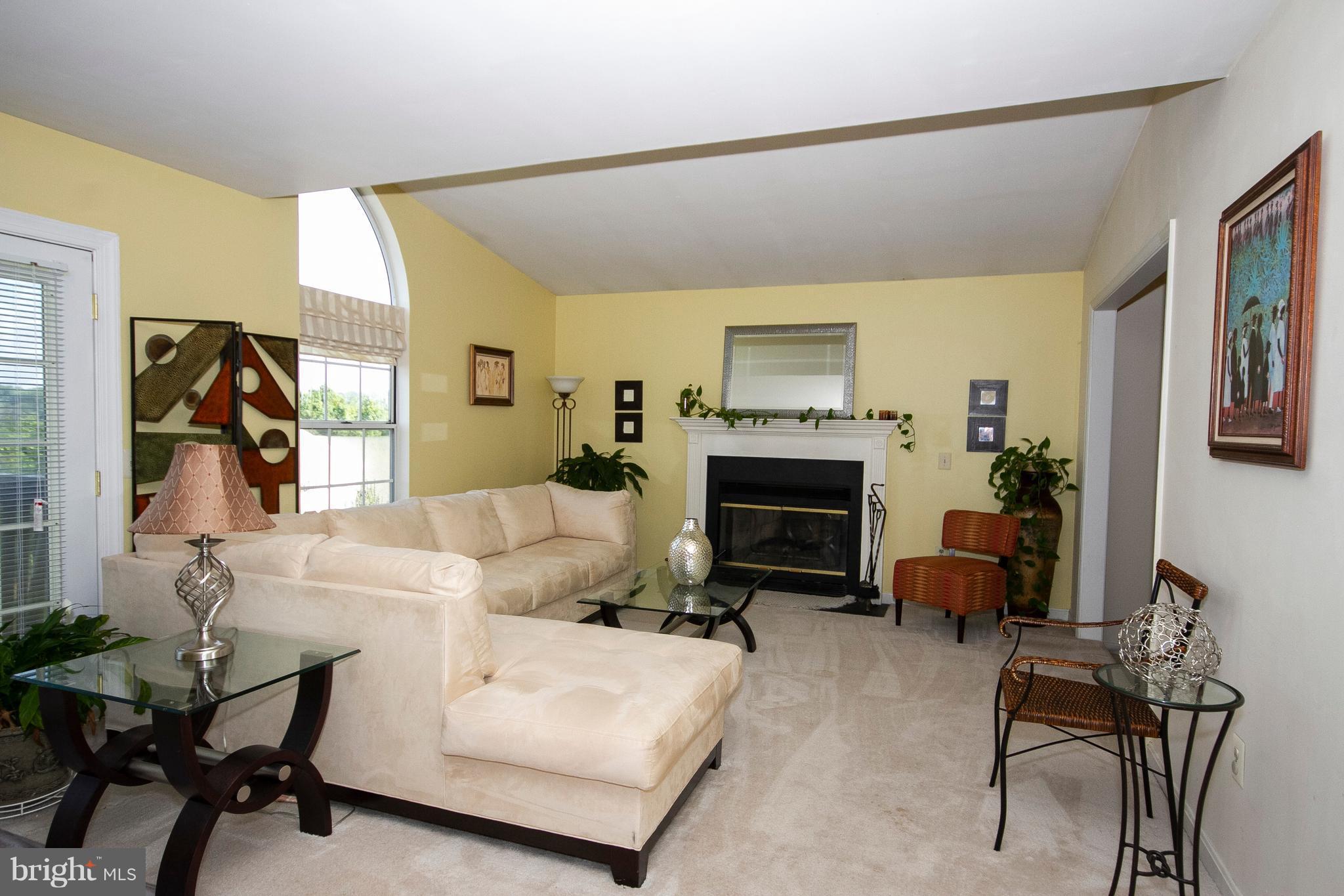 4212 Spring Avenue Halethorpe, MD 21227 - Photo 13 of 30 Living Room