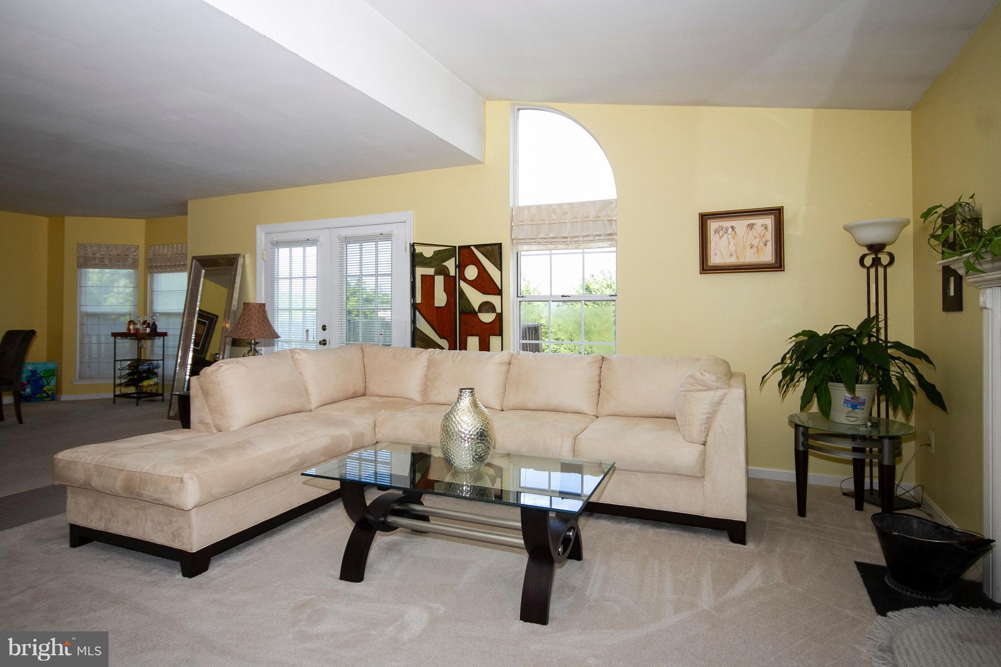 4212 Spring Avenue Halethorpe, MD 21227 - Photo 15 of 30 Living Room