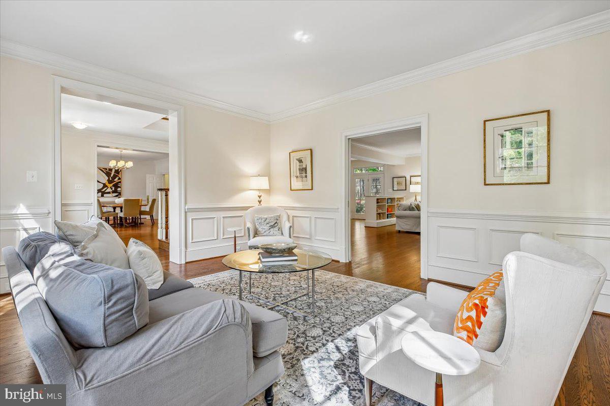 6302 Walhonding Road Bethesda, MD 20816 - Photo 11 of 101 Living Room