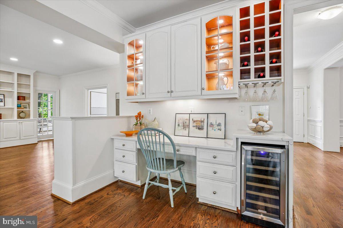 6302 Walhonding Road Bethesda, MD 20816 - Photo 24 of 101 Kitchen Built-in/desk