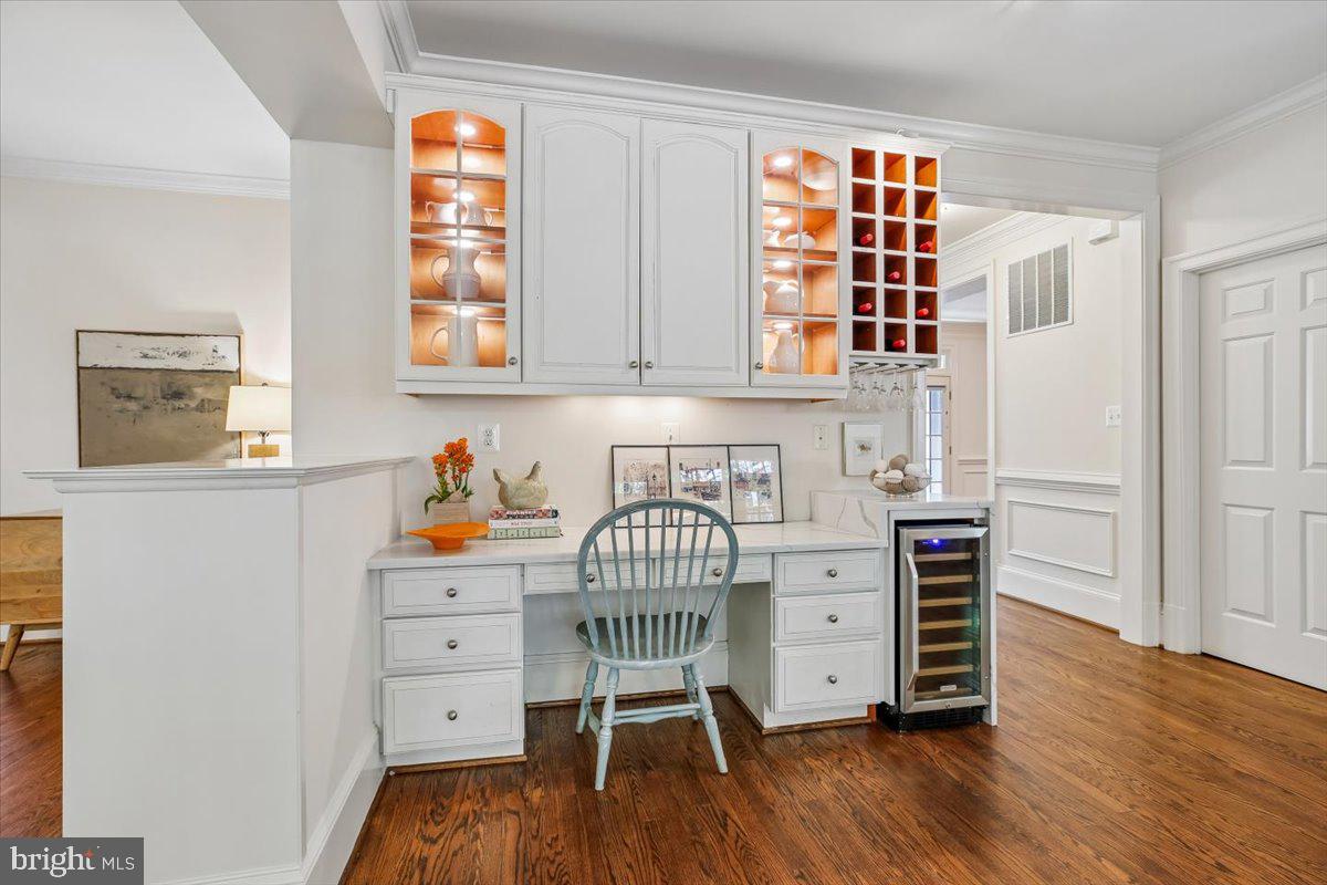 6302 Walhonding Road Bethesda, MD 20816 - Photo 25 of 101 Kitchen Built-in/desk