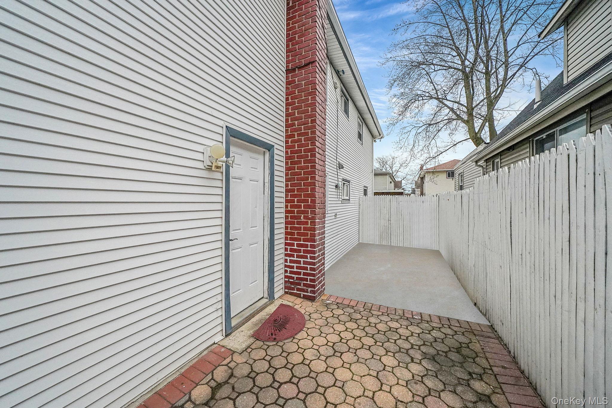 260 Yale Street Hempstead, NY 11550 - Photo 4 of 30