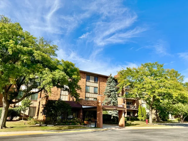 $309,900 | 77 Lake Hinsdale Drive, Unit 103, Willowbrook, IL 60527