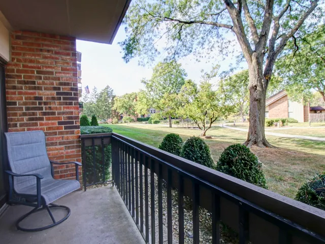 $309,900 | 77 Lake Hinsdale Drive, Unit 103, Willowbrook, IL 60527
