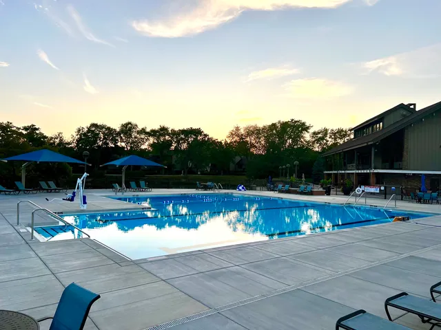 $309,900 | 77 Lake Hinsdale Drive, Unit 103, Willowbrook, IL 60527