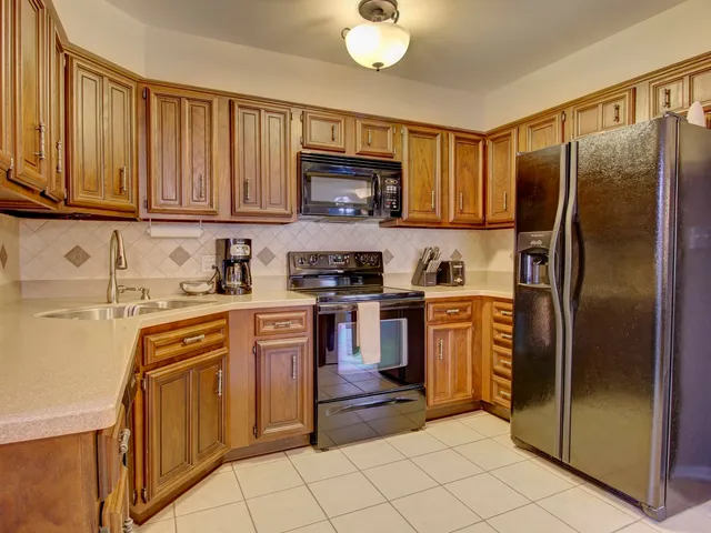 $309,900 | 77 Lake Hinsdale Drive, Unit 103, Willowbrook, IL 60527