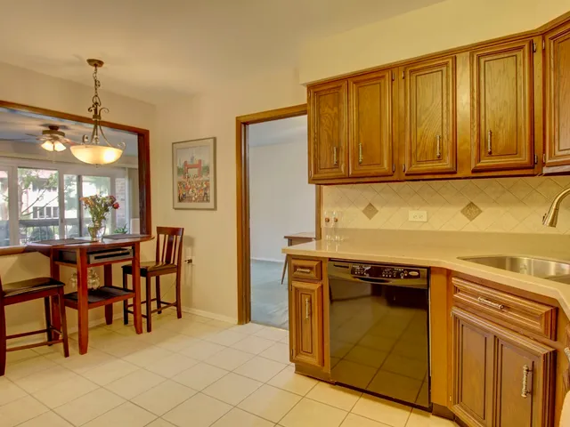 $309,900 | 77 Lake Hinsdale Drive, Unit 103, Willowbrook, IL 60527