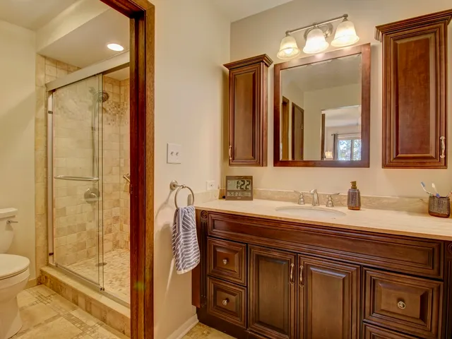 $309,900 | 77 Lake Hinsdale Drive, Unit 103, Willowbrook, IL 60527