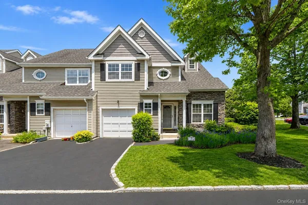 $749,999 | 72 Paddington Circle, Smithtown, NY 11787