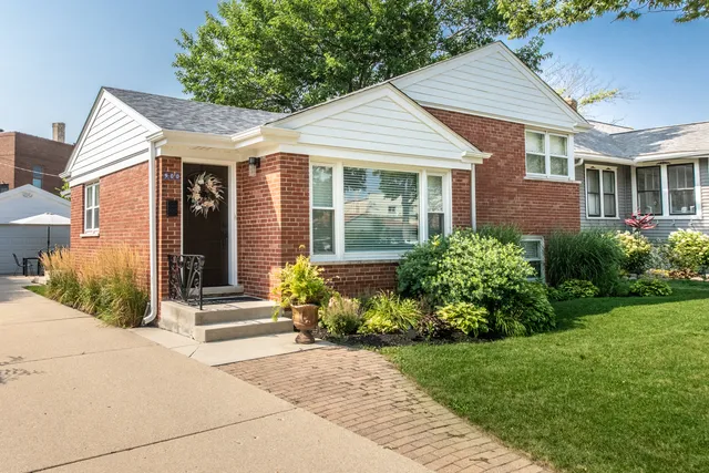 $569,900 | 900 Rowe Avenue, Park Ridge, IL 60068