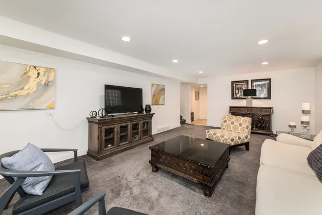 $569,900 | 900 Rowe Avenue, Park Ridge, IL 60068