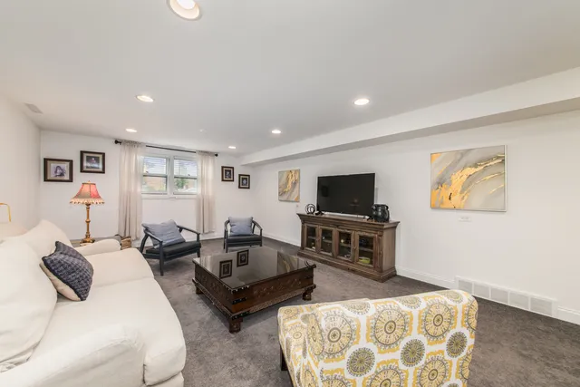 $569,900 | 900 Rowe Avenue, Park Ridge, IL 60068