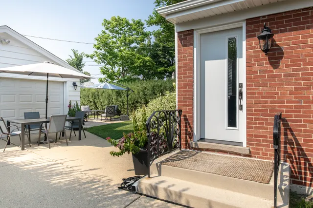 $569,900 | 900 Rowe Avenue, Park Ridge, IL 60068