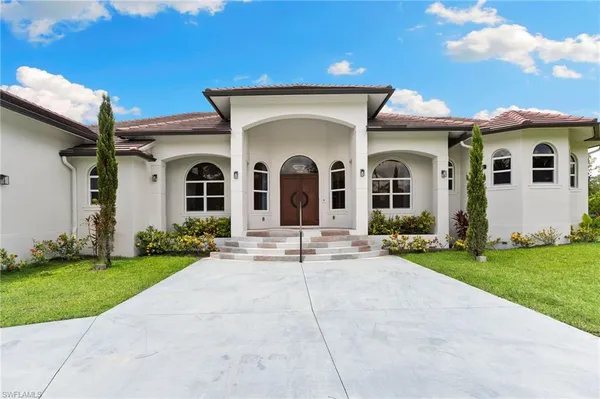 $2,350,000 | 379 25th Street Northwest, Naples, FL 34120