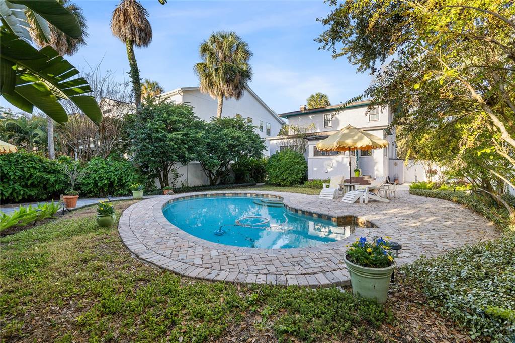 212 South Coolidge Avenue Tampa, FL 33609 - Photo 4 of 6 a view of a backyard with plants and a patio