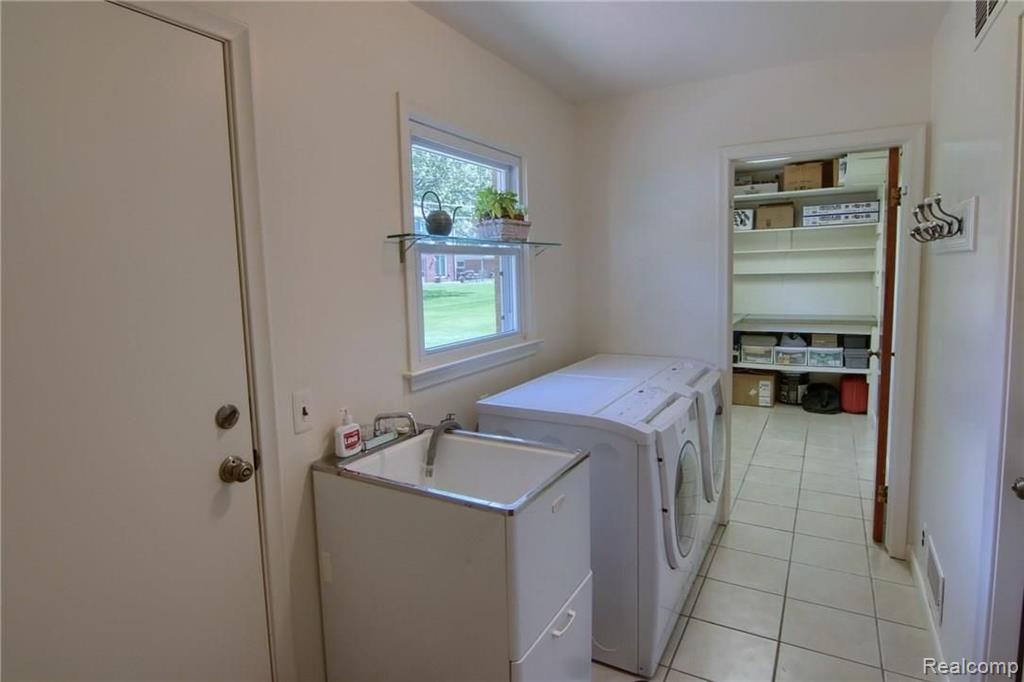 32326 Red Clover Road Farmington Hills, MI 48334 - Photo 17 of 30