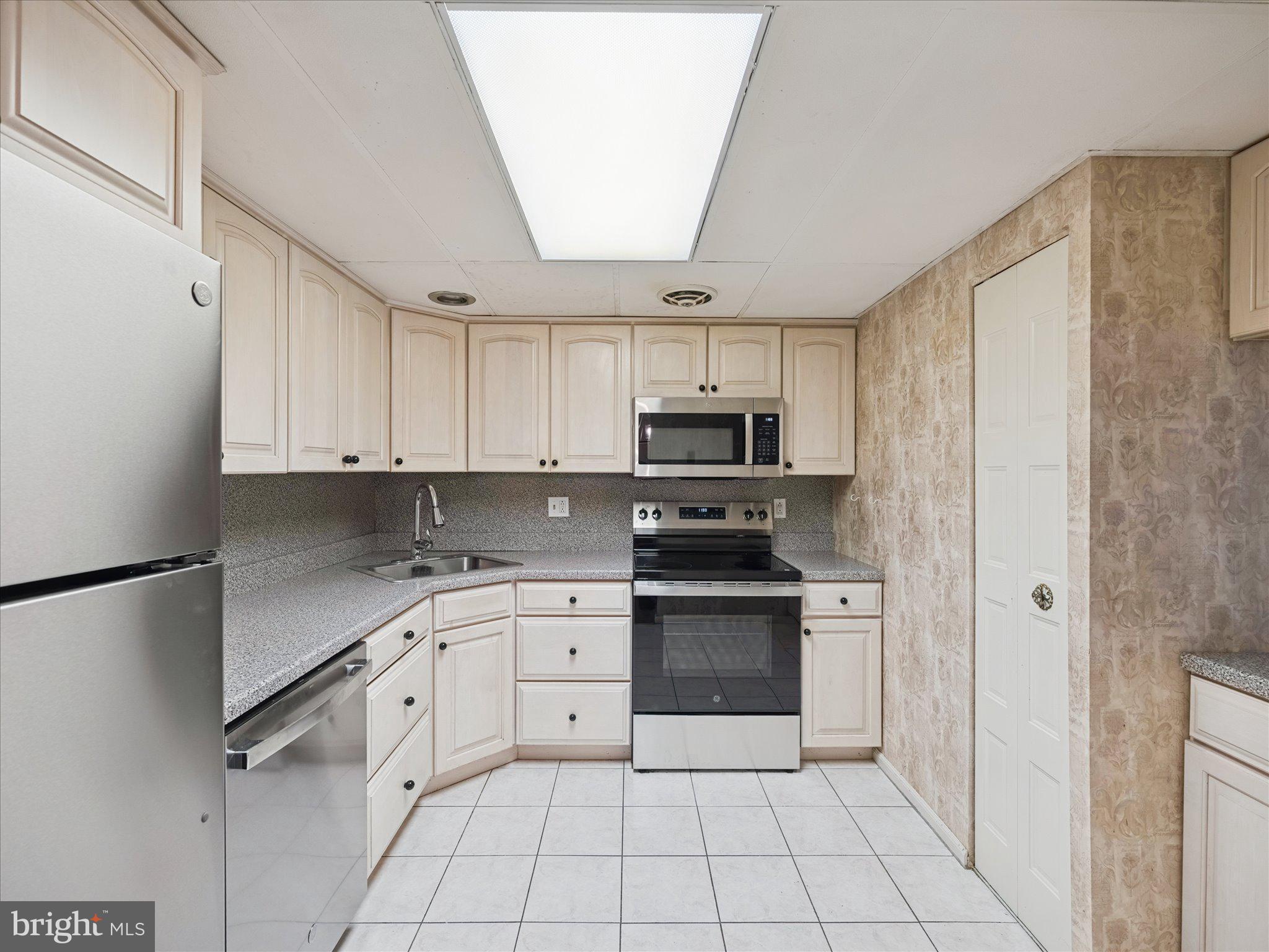 3204 Delaire Landing Road, Unit 3204 Philadelphia, PA 19114 - Photo 10 of 39 Kitchen