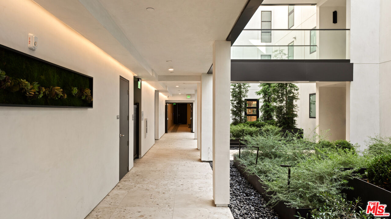 505 South Barrington Avenue, Unit 303 Los Angeles, CA 90049 - Photo 23 of 41