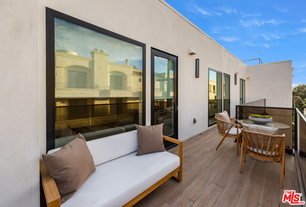 505 South Barrington Avenue, Unit 303 Los Angeles, CA 90049 - Photo 10 of 41 a living room with furniture and wooden floor