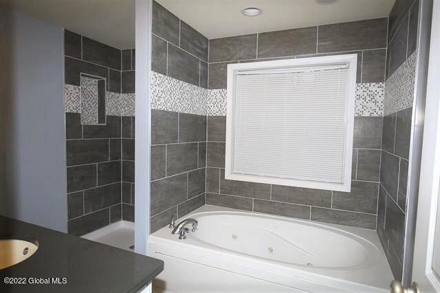 4 Round Table Road Saratoga Springs, NY 12866 - Photo 21 of 33 201525732-12