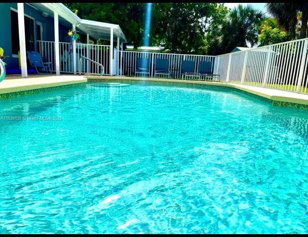 a view of a back yard