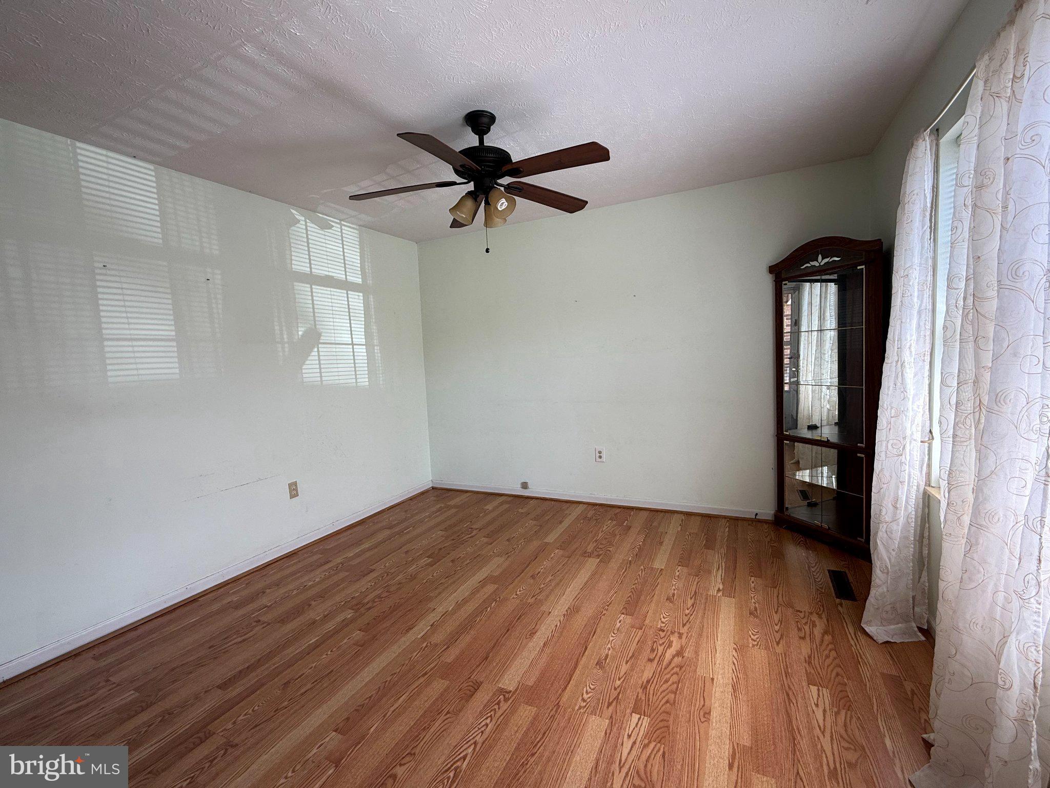 341 West 9th Street Front Royal, VA 22630 - Photo 6 of 21 Spacious room with natural light.