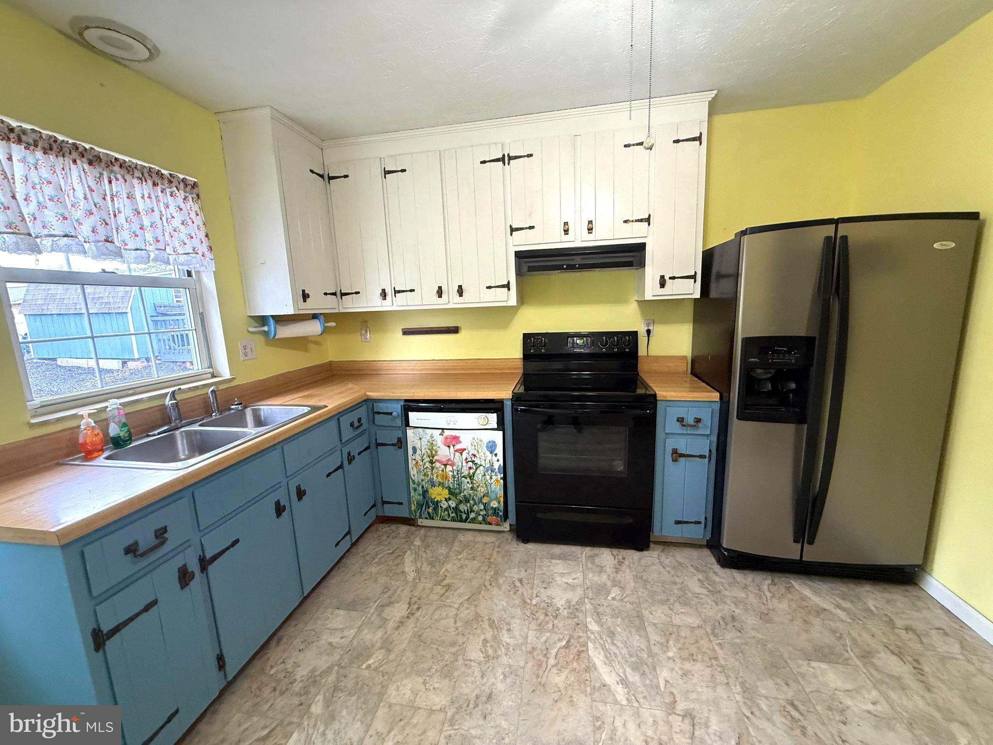 341 West 9th Street Front Royal, VA 22630 - Photo 7 of 21 Charming kitchen with vibrant accents.