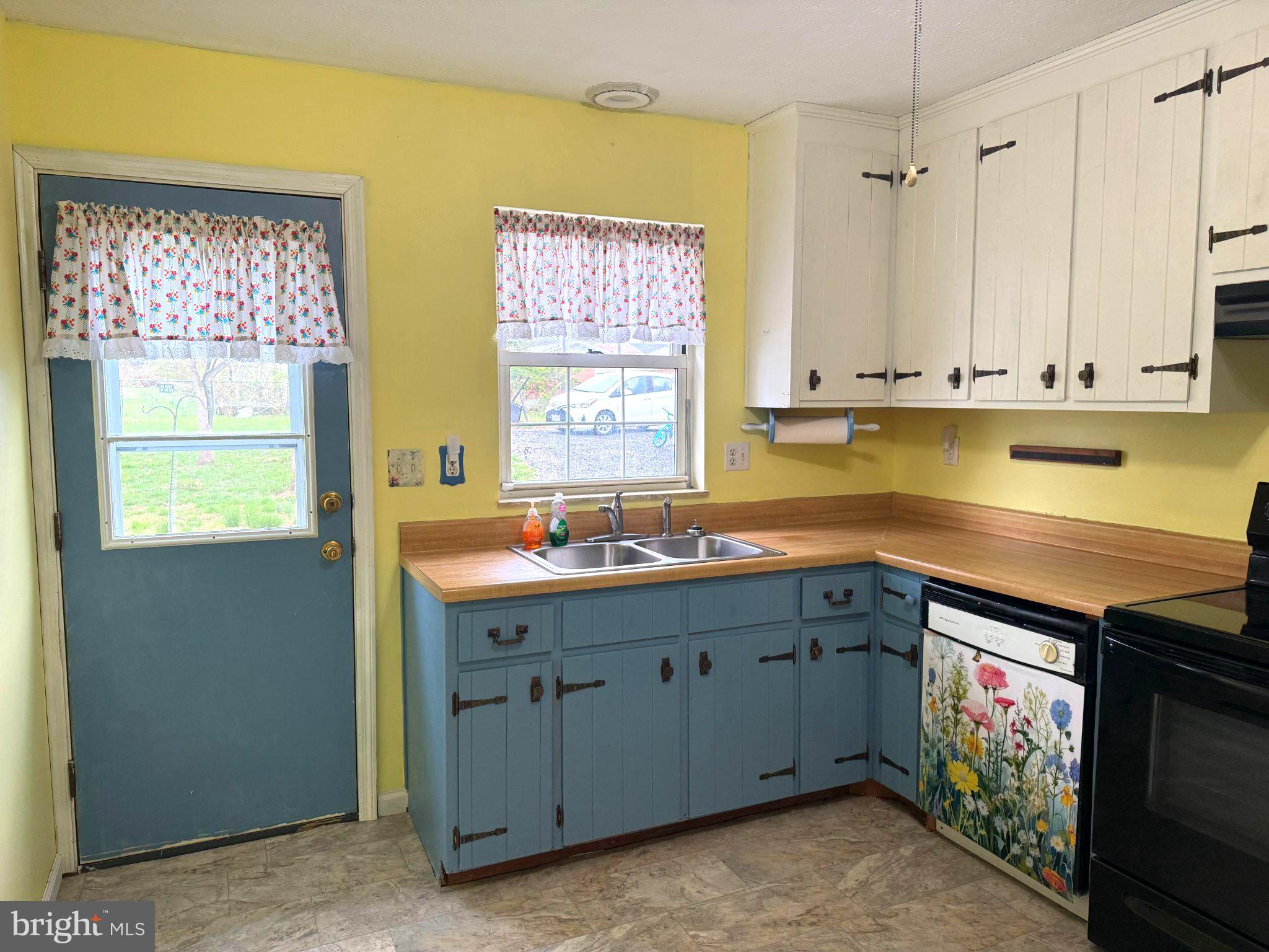 341 West 9th Street Front Royal, VA 22630 - Photo 10 of 21 Charming kitchen with vibrant hues.