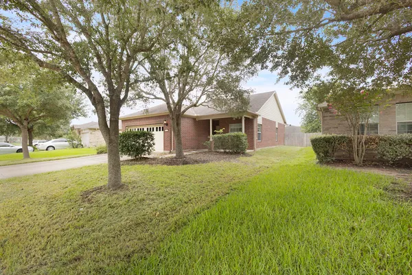 a view of a house with backyard and tree