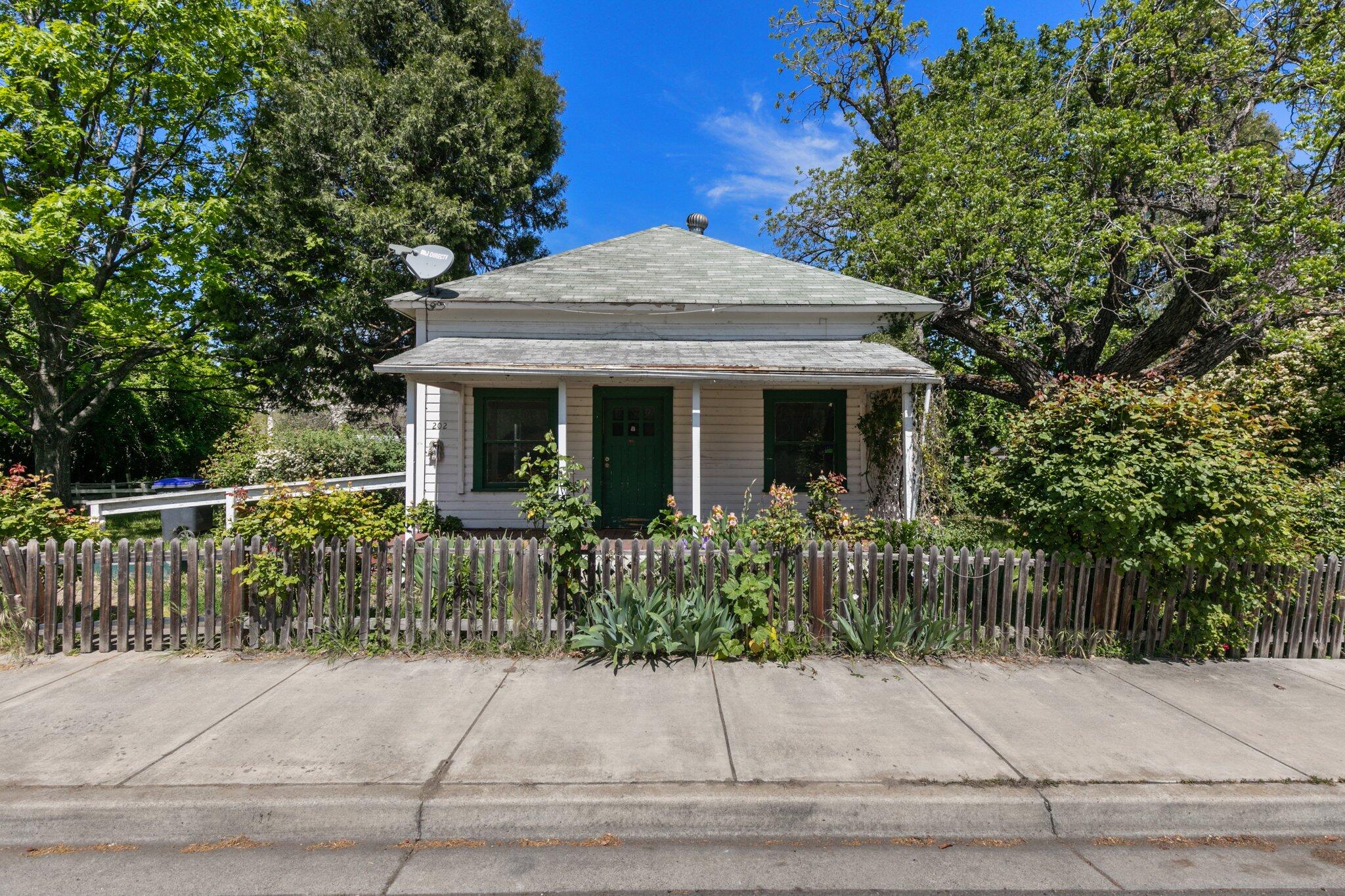 202 East Main Street Talent, OR 97540 - Photo 1 of 22 1-web-or-mls-IMGM2448