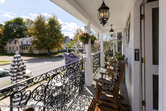 a view of entryway front of house