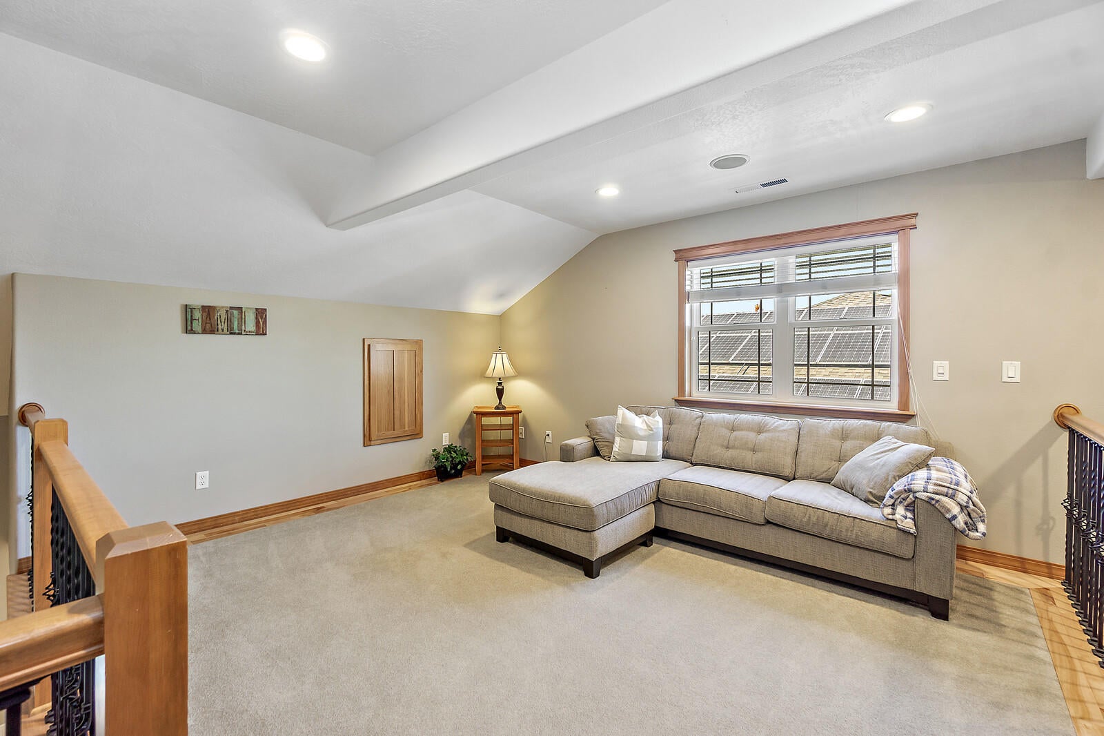 331 Ridgeway Avenue Central Point, OR 97502 - Photo 31 of 47 Family room