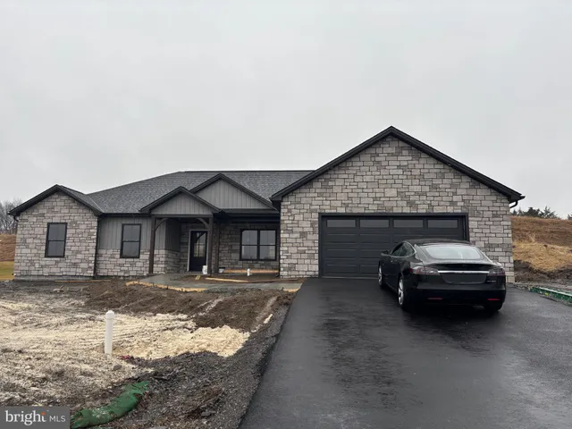 $479,900 | 194 Meadowcreek Drive, Chambersburg, PA 17202