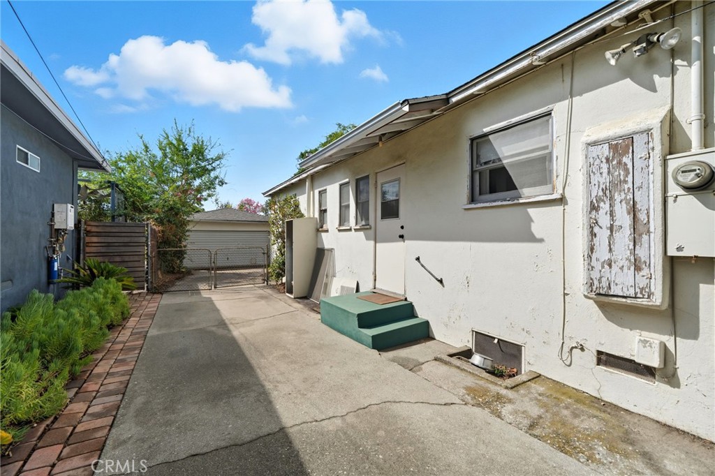 978 West Lehigh Street Altadena, CA 91001 - Photo 16 of 49 a view of a back yard of the house