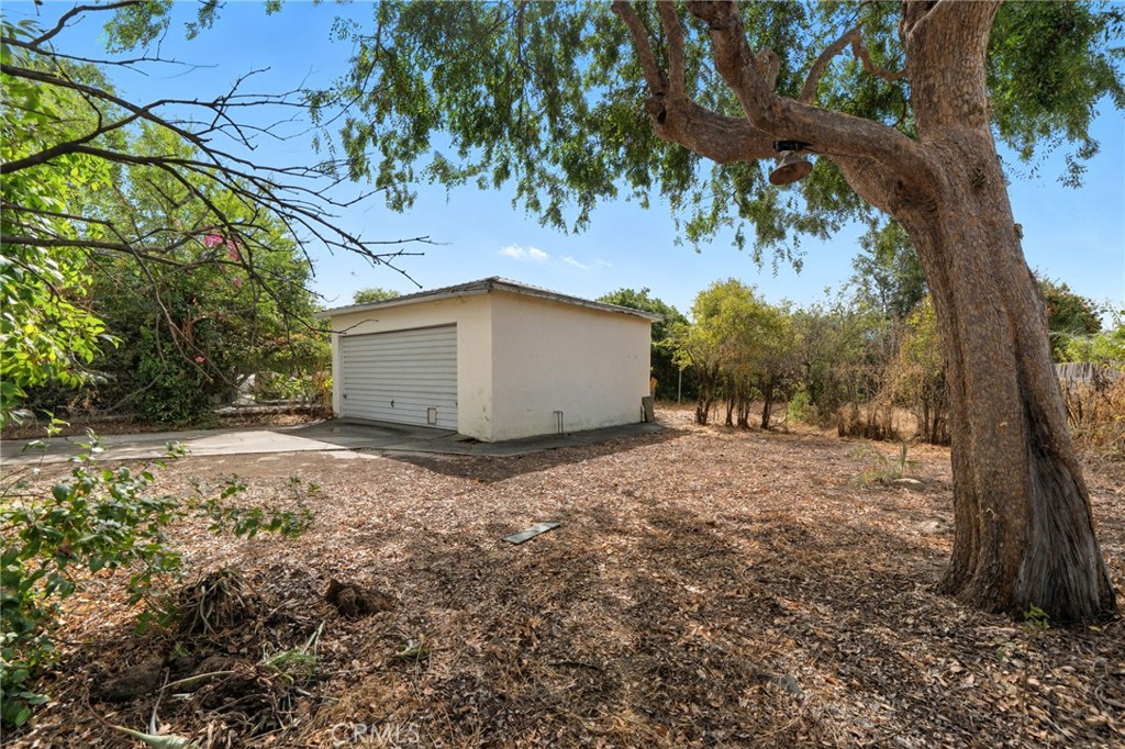 978 West Lehigh Street Altadena, CA 91001 - Photo 22 of 49 a backyard of a house with lots of green space
